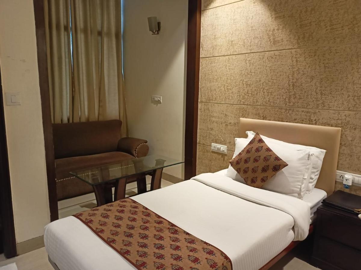 Cosy Grand, Chanakyapuri By The Cosy Hotels Yeni Delhi Dış mekan fotoğraf