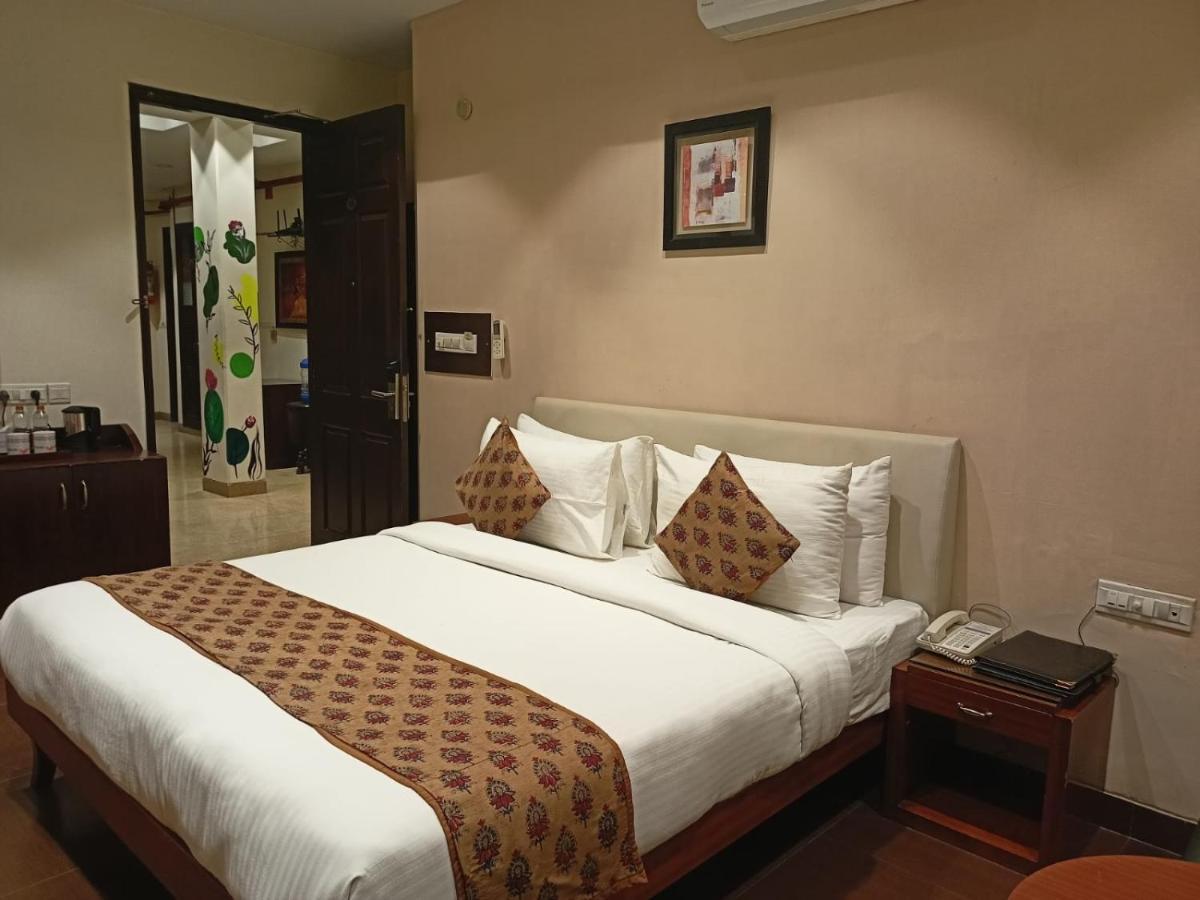 Cosy Grand, Chanakyapuri By The Cosy Hotels Yeni Delhi Dış mekan fotoğraf
