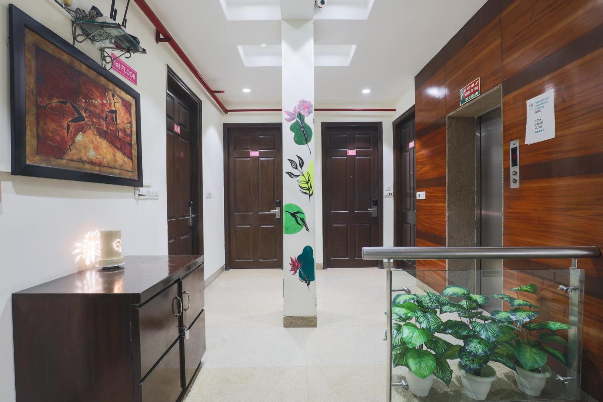 Cosy Grand, Chanakyapuri By The Cosy Hotels Yeni Delhi Dış mekan fotoğraf