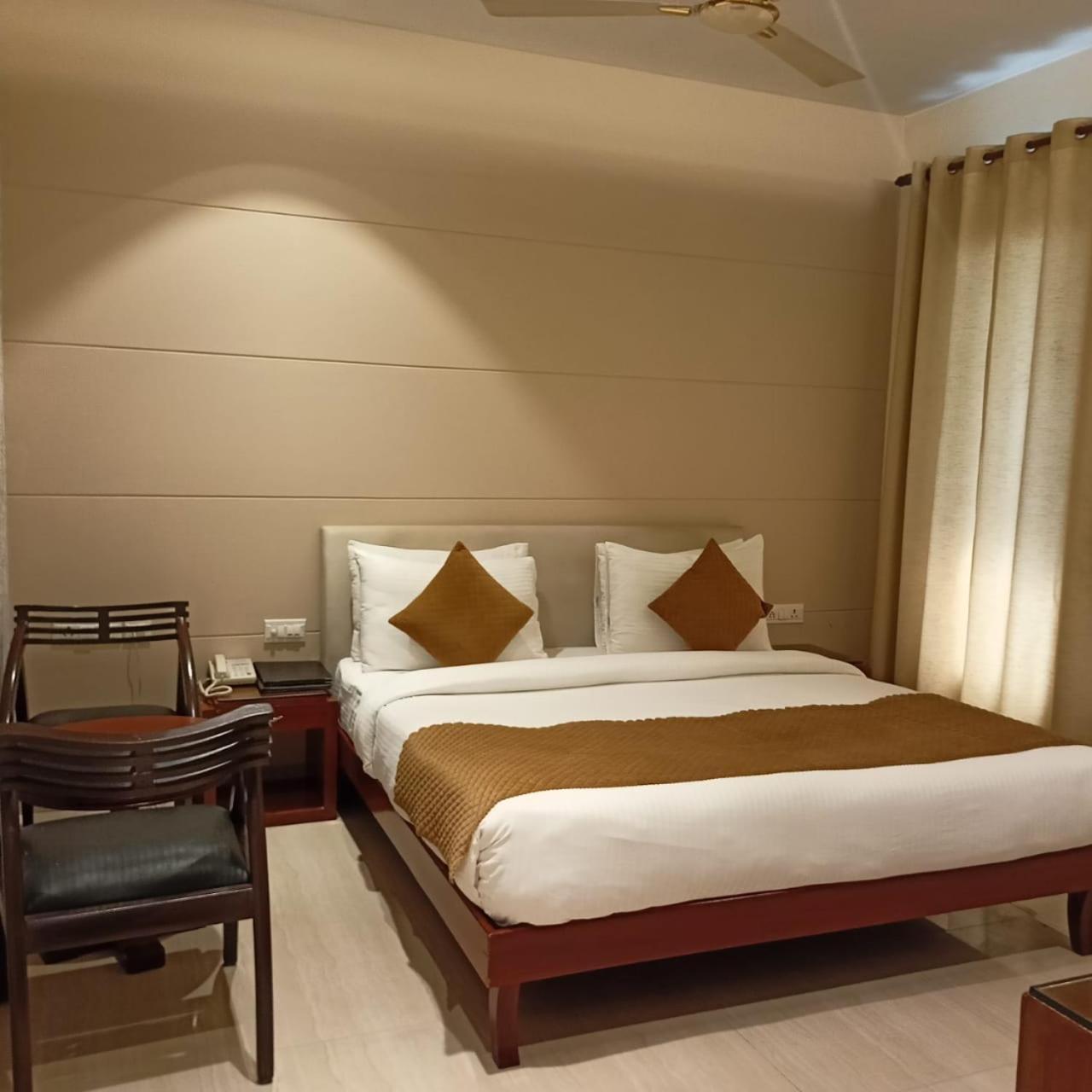 Cosy Grand, Chanakyapuri By The Cosy Hotels Yeni Delhi Dış mekan fotoğraf