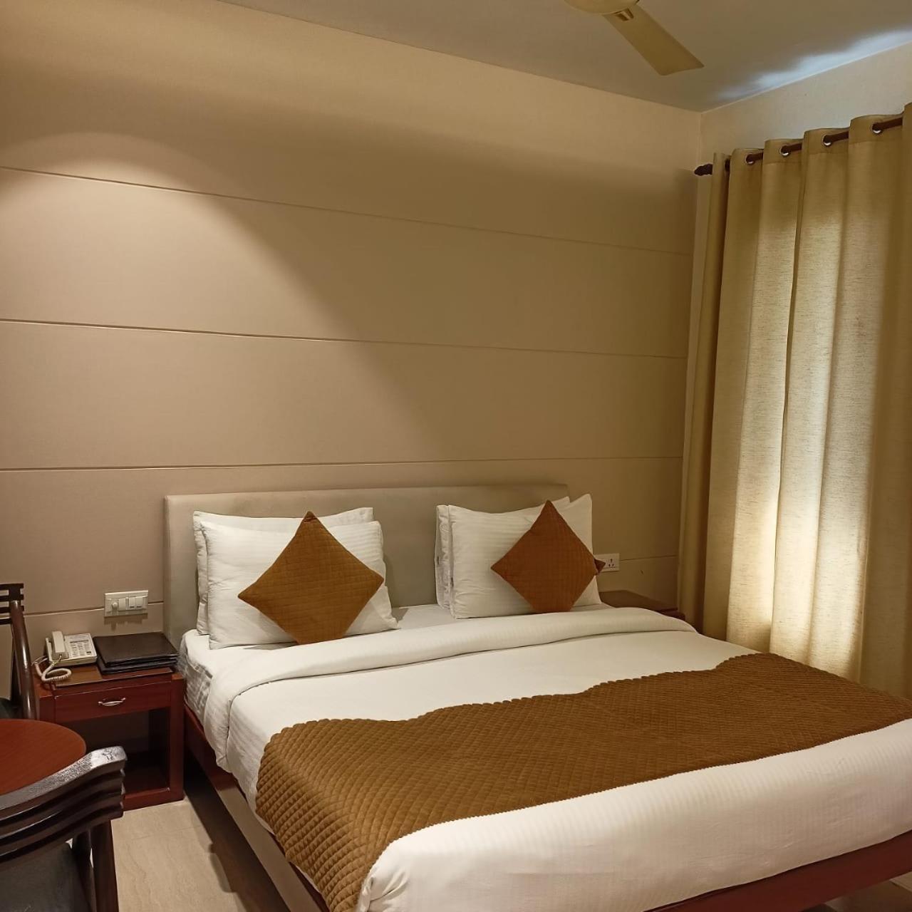 Cosy Grand, Chanakyapuri By The Cosy Hotels Yeni Delhi Dış mekan fotoğraf