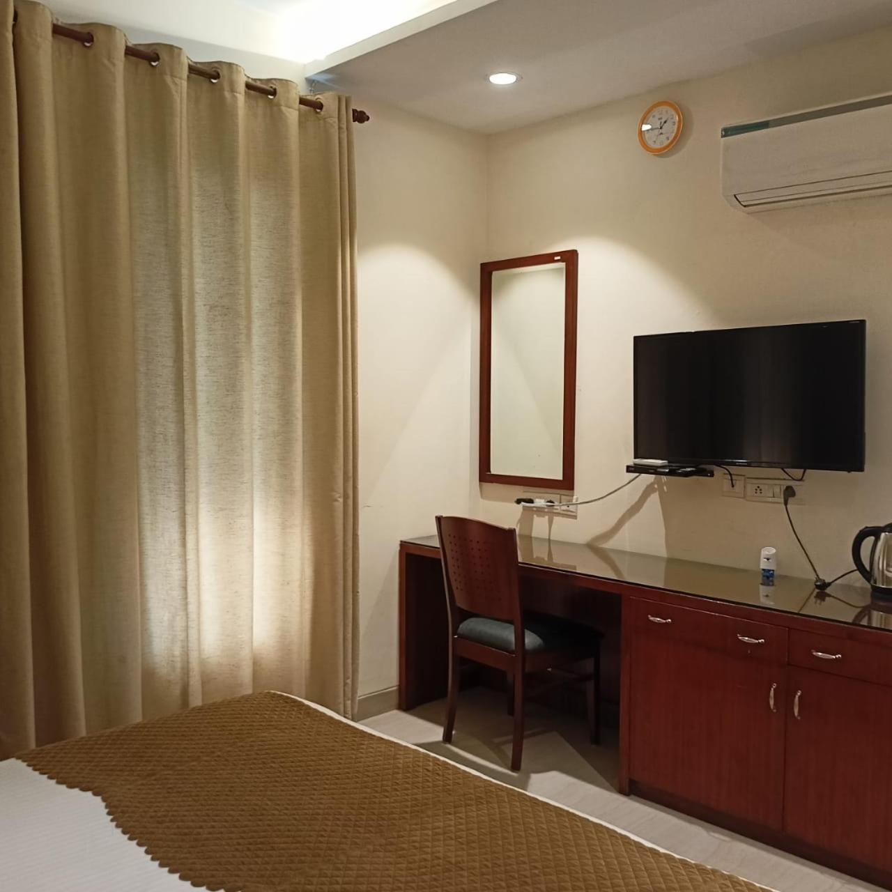 Cosy Grand, Chanakyapuri By The Cosy Hotels Yeni Delhi Dış mekan fotoğraf