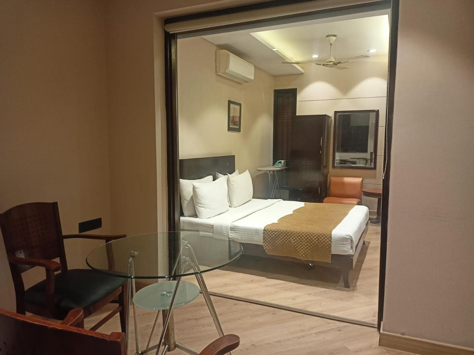 Cosy Grand, Chanakyapuri By The Cosy Hotels Yeni Delhi Dış mekan fotoğraf