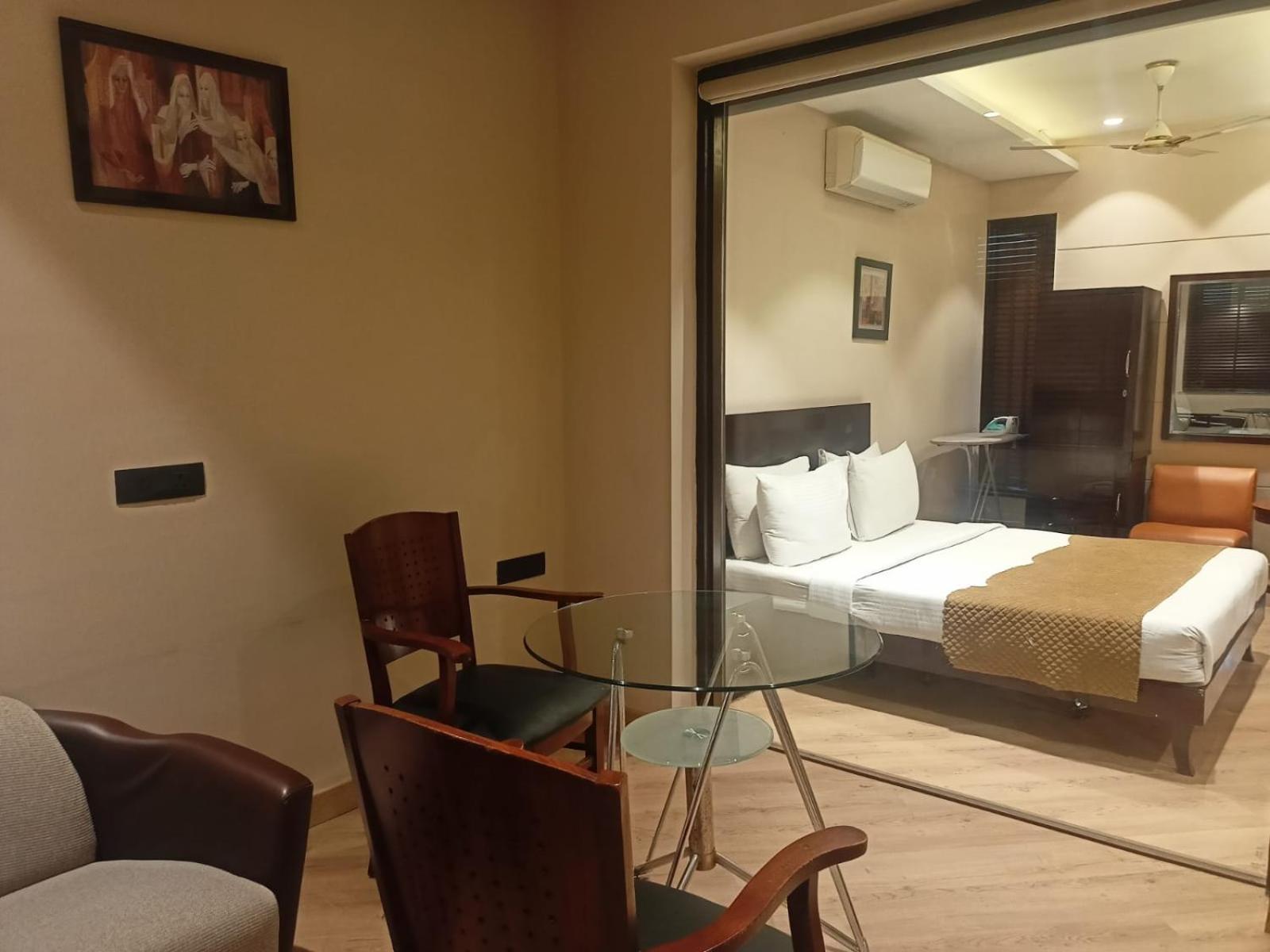 Cosy Grand, Chanakyapuri By The Cosy Hotels Yeni Delhi Dış mekan fotoğraf